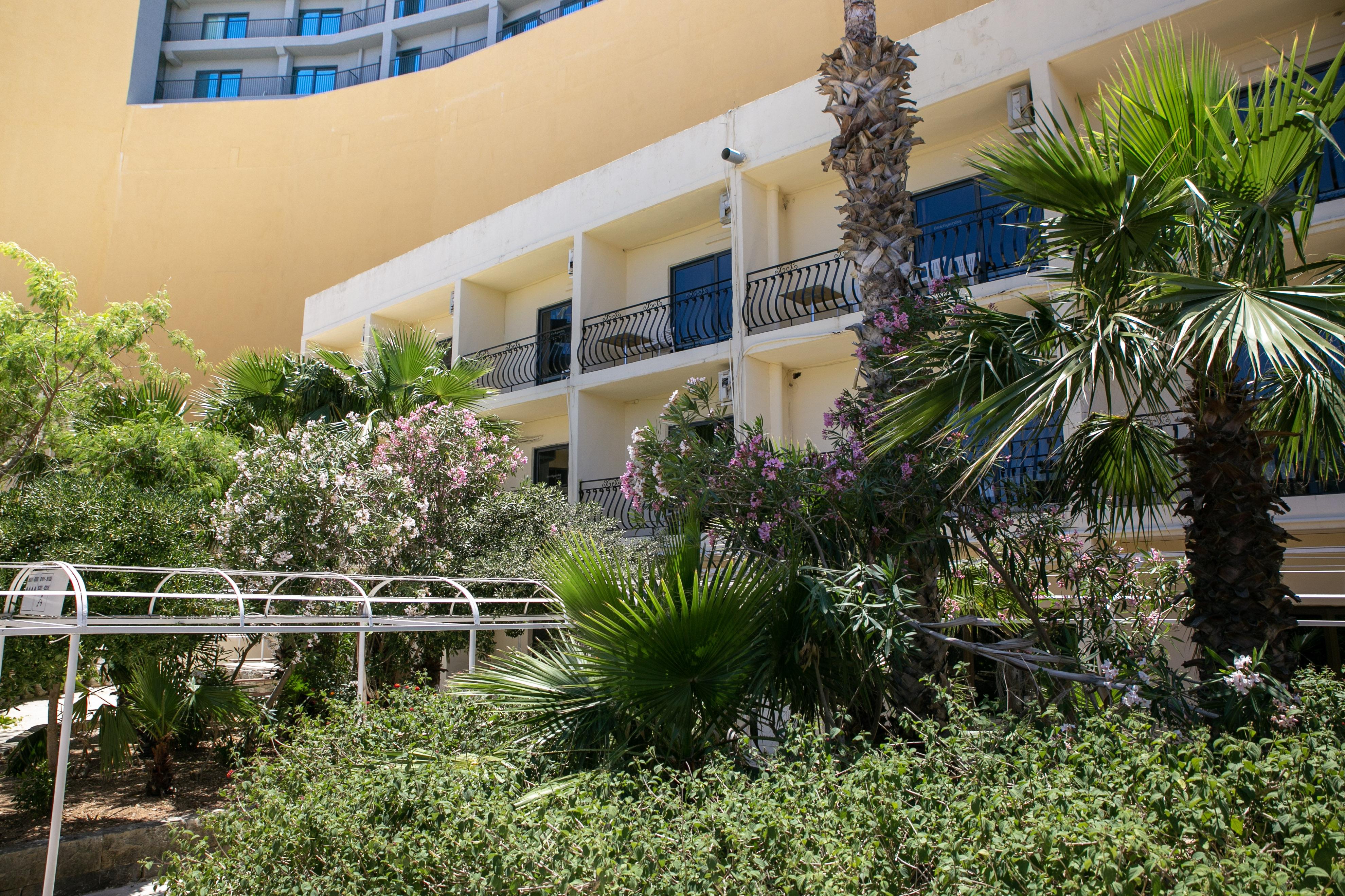 Beach Garden Hotel Сент Джулианс Экстерьер фото